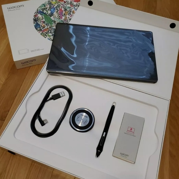 SOLD Wacom Intuos Pro M - Picture 3 of 4